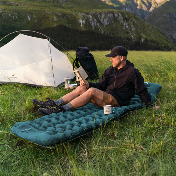 Коврик надувной Naturehike FC01 200х60х9,5 см, с подушкой, с насосом, голубой