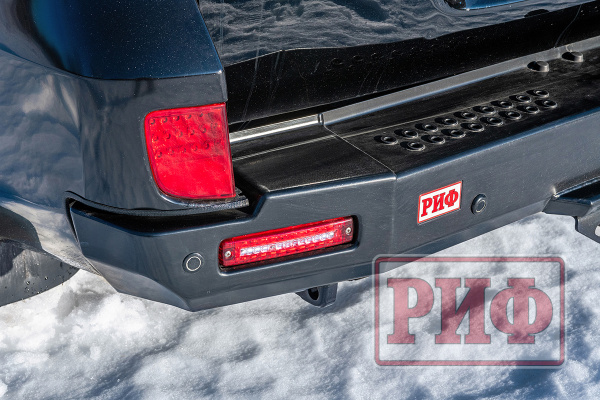 Бампер РИФ силовой задний Toyota Land Cruiser 200 2012-2015 с квадр. под фаркоп, калиткой и фонарями